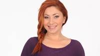 A k�pen szem�ly, mosolyg�, modellt �ll�s l�that�

Automatikusan gener�lt le�r�s